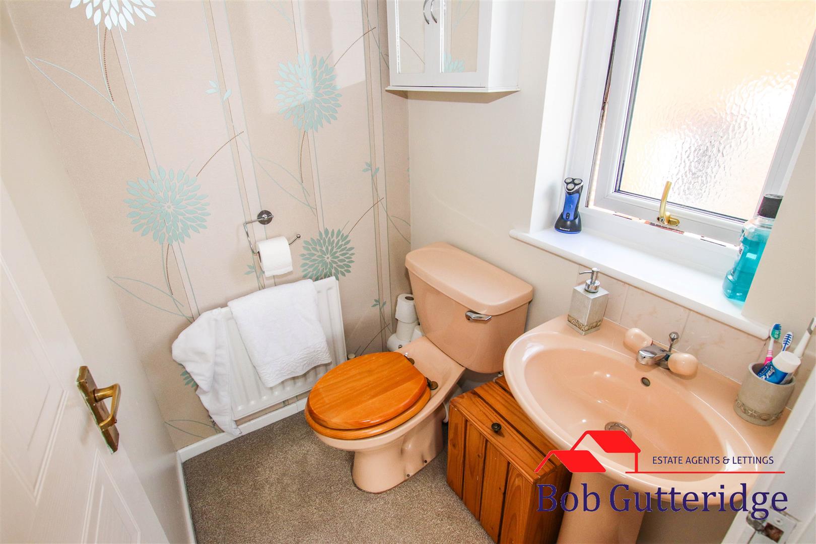 EN-SUITE SHOWER ROOM